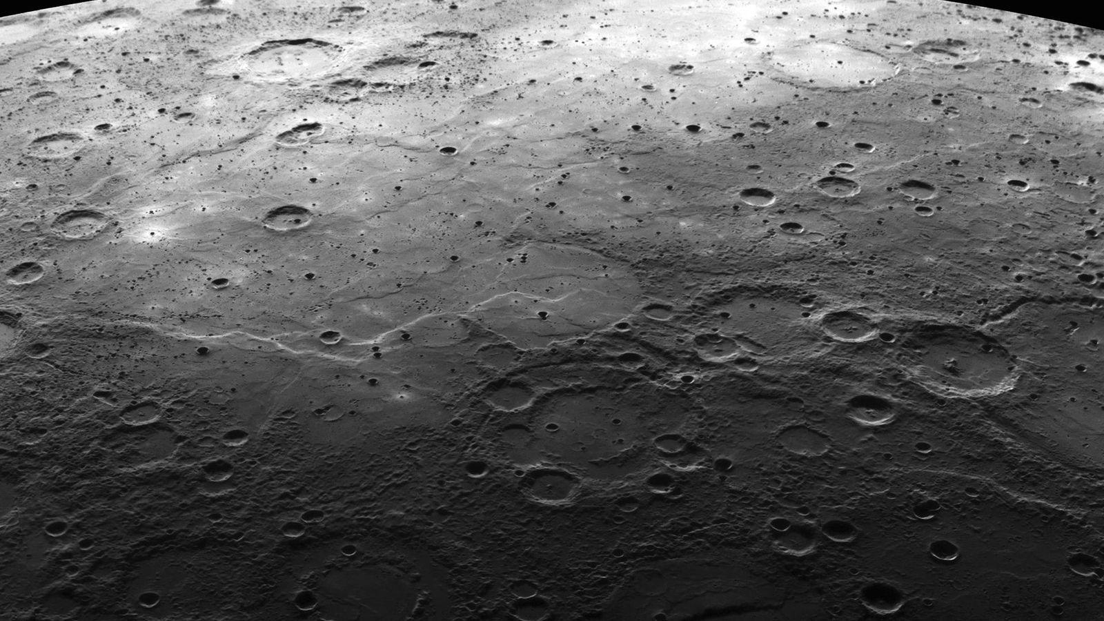 La superficie de Mercurio vista de cerca con cráteres y arrugas 