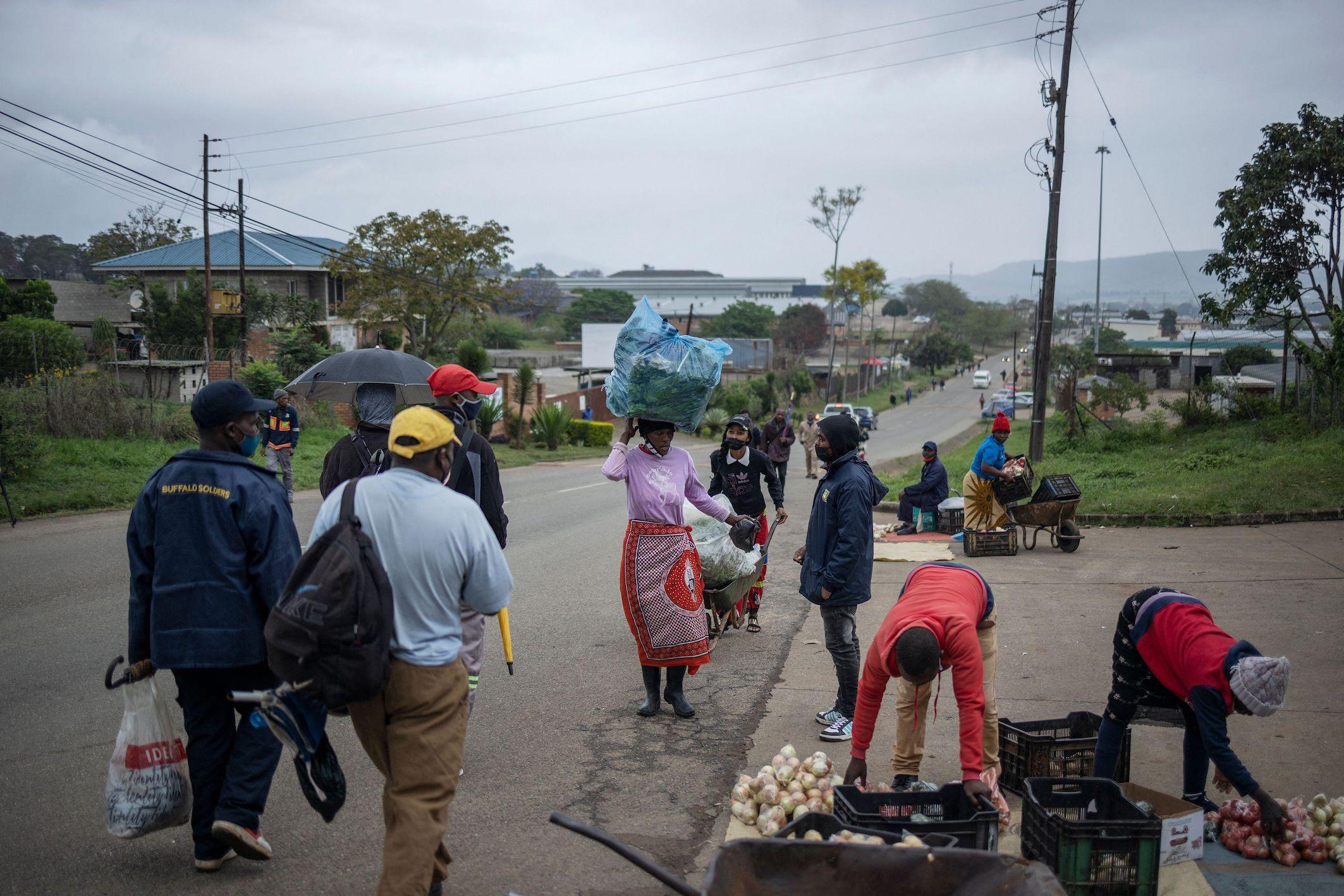 圖為馬沙霸工業區（Matsapha）的紡織工廠外有民眾擺賣。