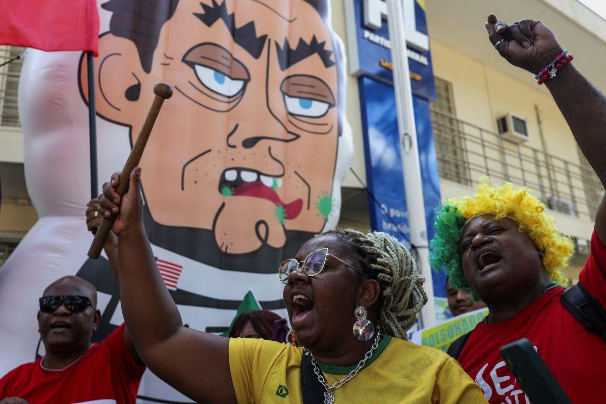 Manifestantes contrários a Bolsonaro