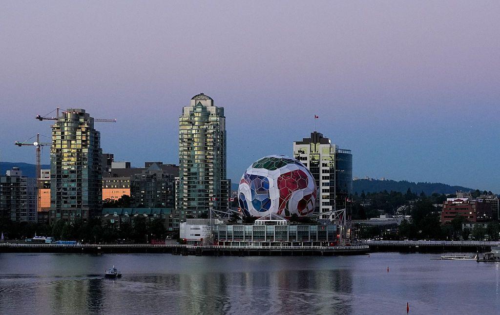 Vista general de Science World mostrando el diseño Adidas Trionda en Vancouver, Columbia Británica.