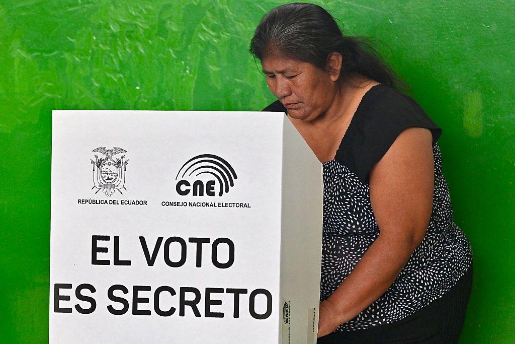 Una mujer, en un centro de votación. 