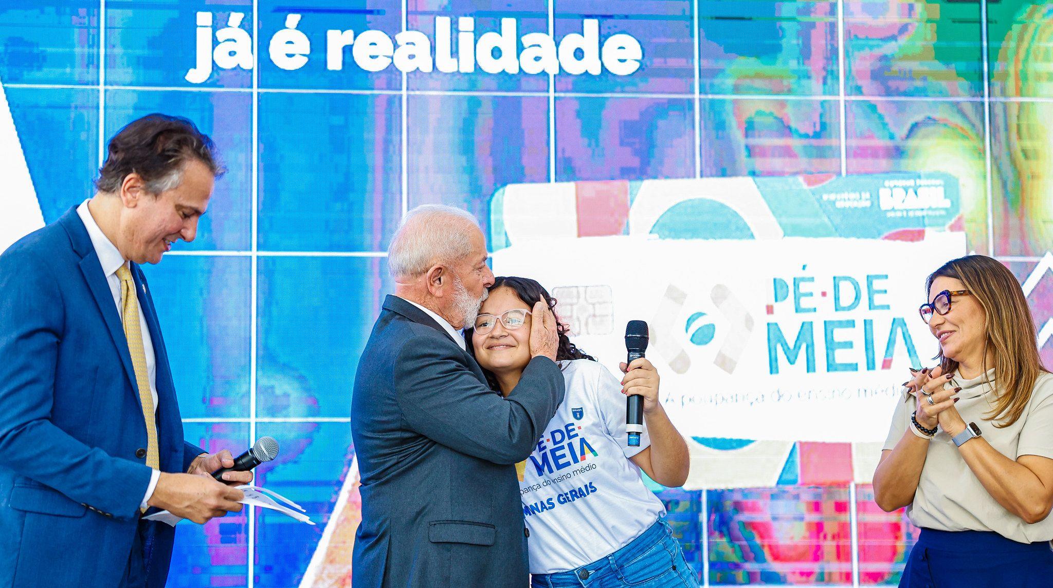 Lula abraça aluna beneficada pelo Pé-de-Meia