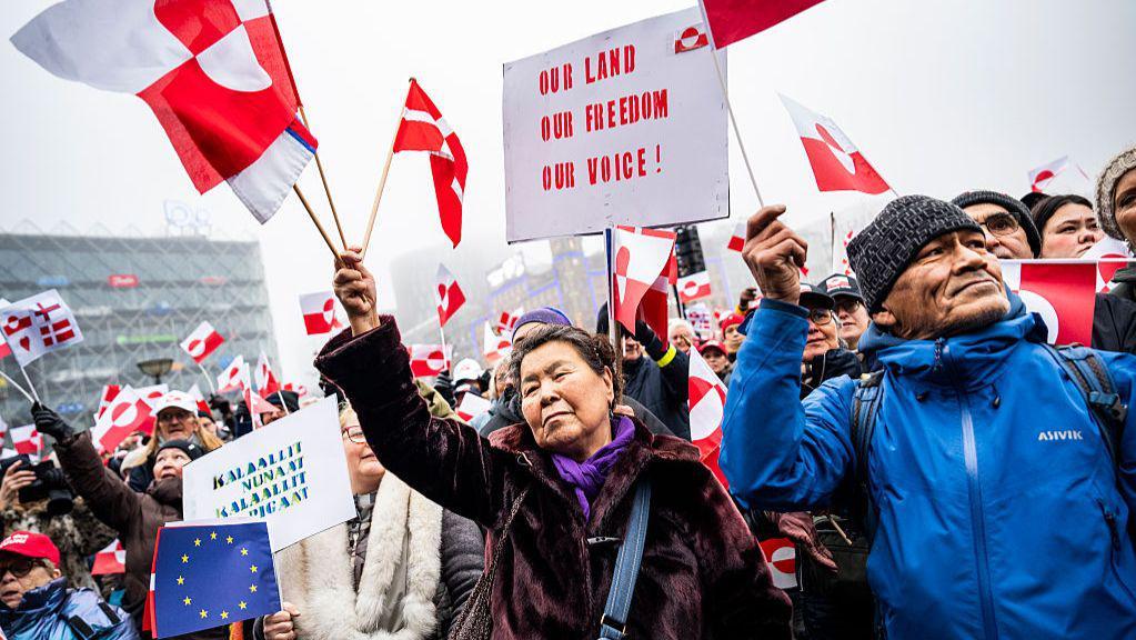 Un grupo de habitantes de Groenlandia durante una de las protestas en contra de Trump.