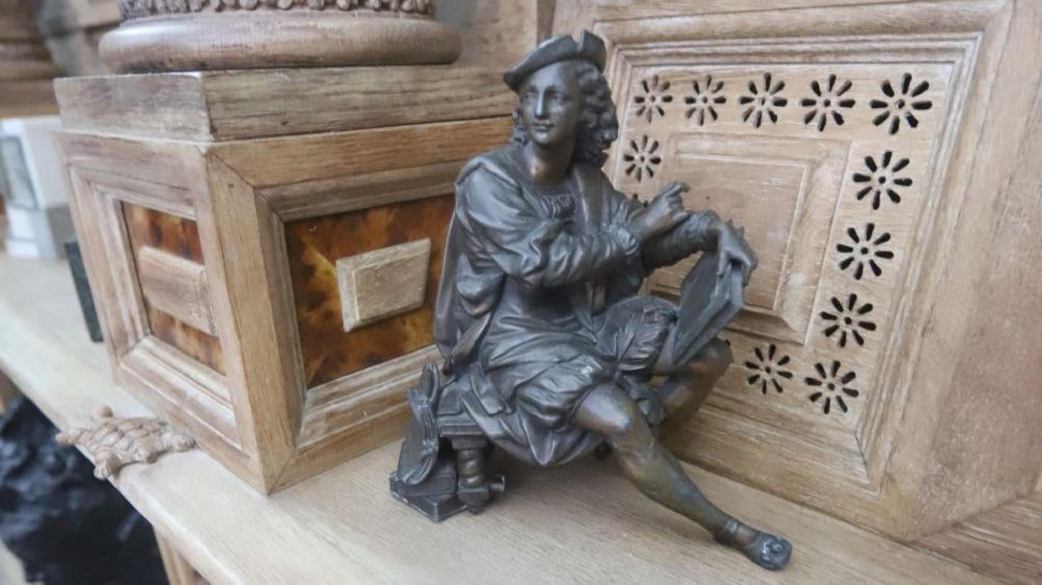 有些照片展示了房間内的雕像和繪畫在內的各種藝術品。