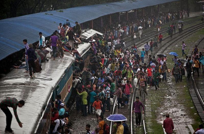 বাংলাদেশে ঈদকে কেন্দ্র করে সড়ক, রেল, নৌপথ ব্যস্ত থাকে 