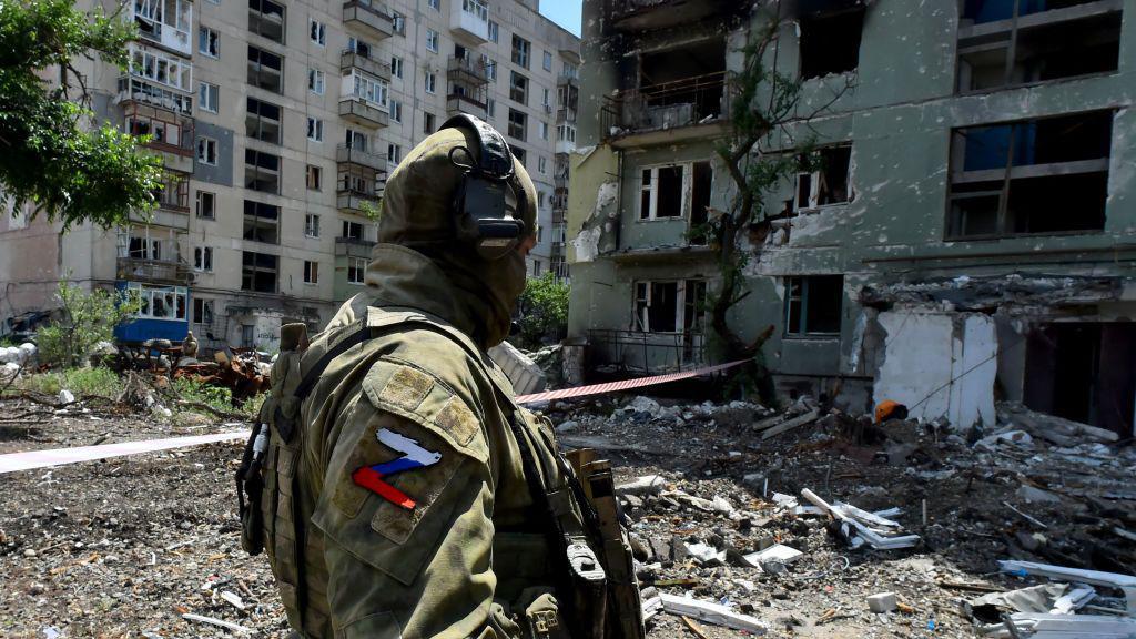 Um soldado russo patrulha um bairro residencial destruído na cidade de Severodonetsk, em 12 de julho de 2022, enquanto a ofensiva militar russa continua na Ucrânia. 