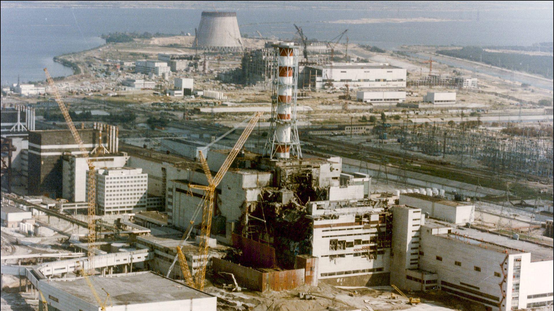 Oštećeni reaktor četiri, prikazan tri dana posle eksplozije, ispustio je veoma opasan radioaktivni materijal.