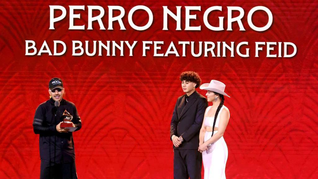 El arstista Feid recogiendo un Grammy por su canción Perro Negro en 2024.
