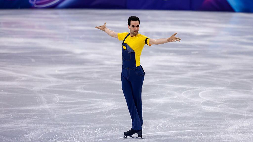 Umetnički klizač Tomas Ljorenc Guarino Sabate na ledu na ZOI u odelu minjona