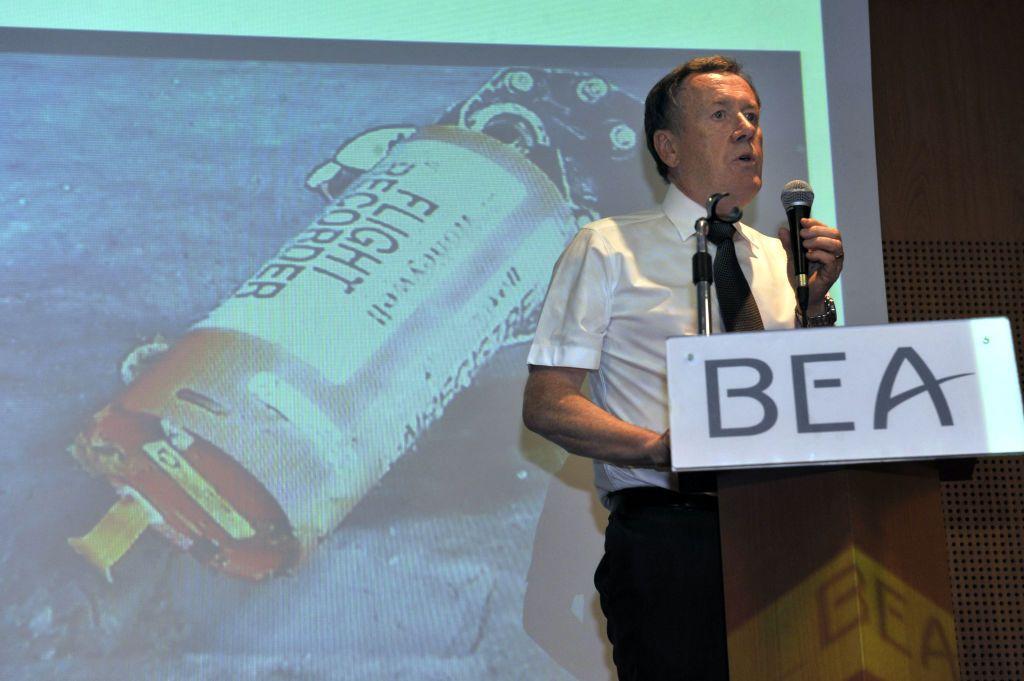 Alain Bouillard, investigador a cargo de la investigación de seguridad del vuelo Air France 447 de la agencia francesa Oficina de Investigación y Análisis para la Seguridad de la Aviación Civil (BEA), habla durante una conferencia de prensa en 2011