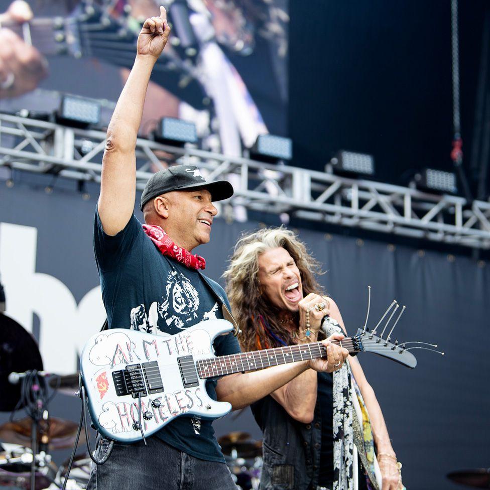 Tom Morello (Rage Against the Machine) e Steven Tyler (Aerosmith) dividem o palco 