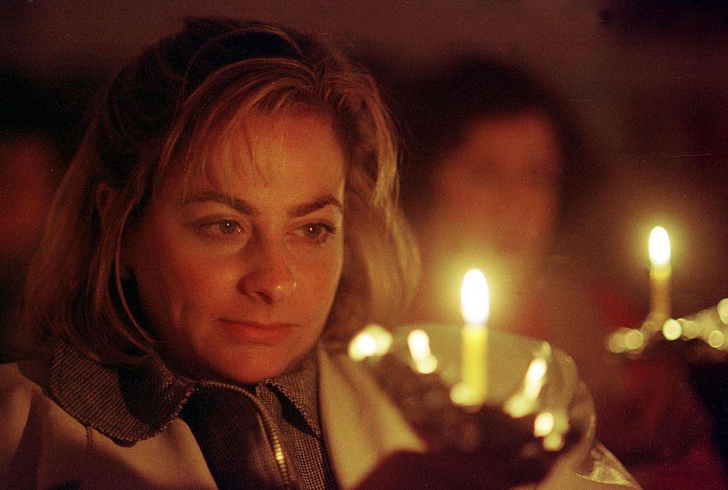 صورة تعود لديسمبر من عام 1988 لأمريكية تحدق في شمعة خلال تمرين تأمل بقيادة الحاخام الأسترالي لايبيل وولف في مدينة بنسلفانيا الأمريكية حيث كان الحاخام يتحدث عن التأمل القبالي