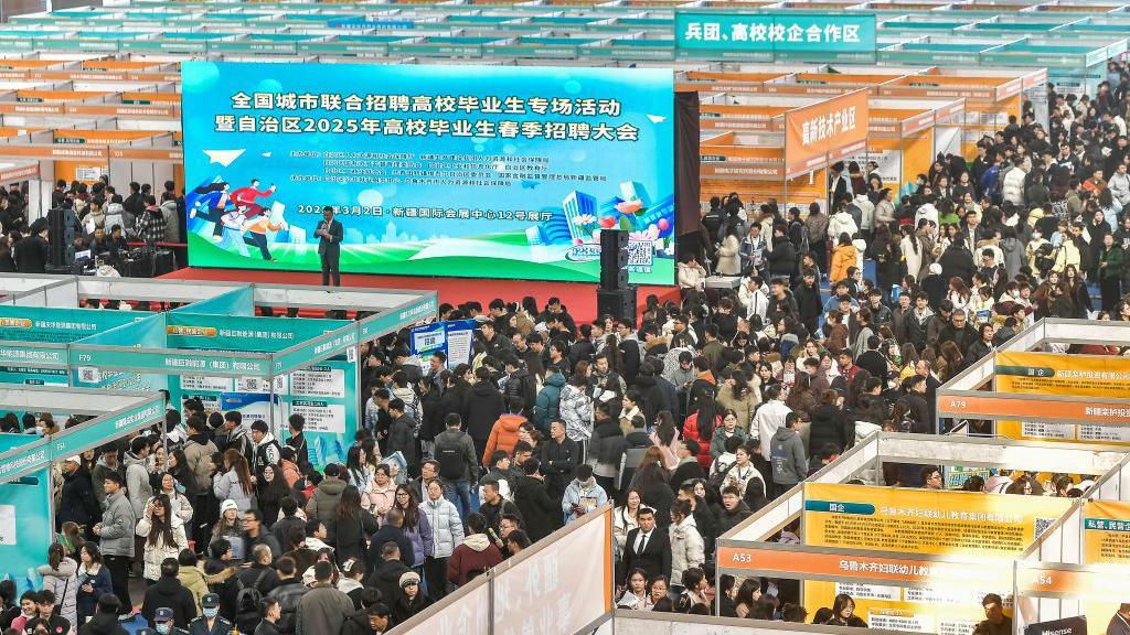 2025年3月2日，求職者在新疆維吾爾自治區烏魯木齊市新疆國際會展中心參加大學畢業生招聘會。 517家企事業單位提供1.35萬個就業崗位，涵蓋多個領域
