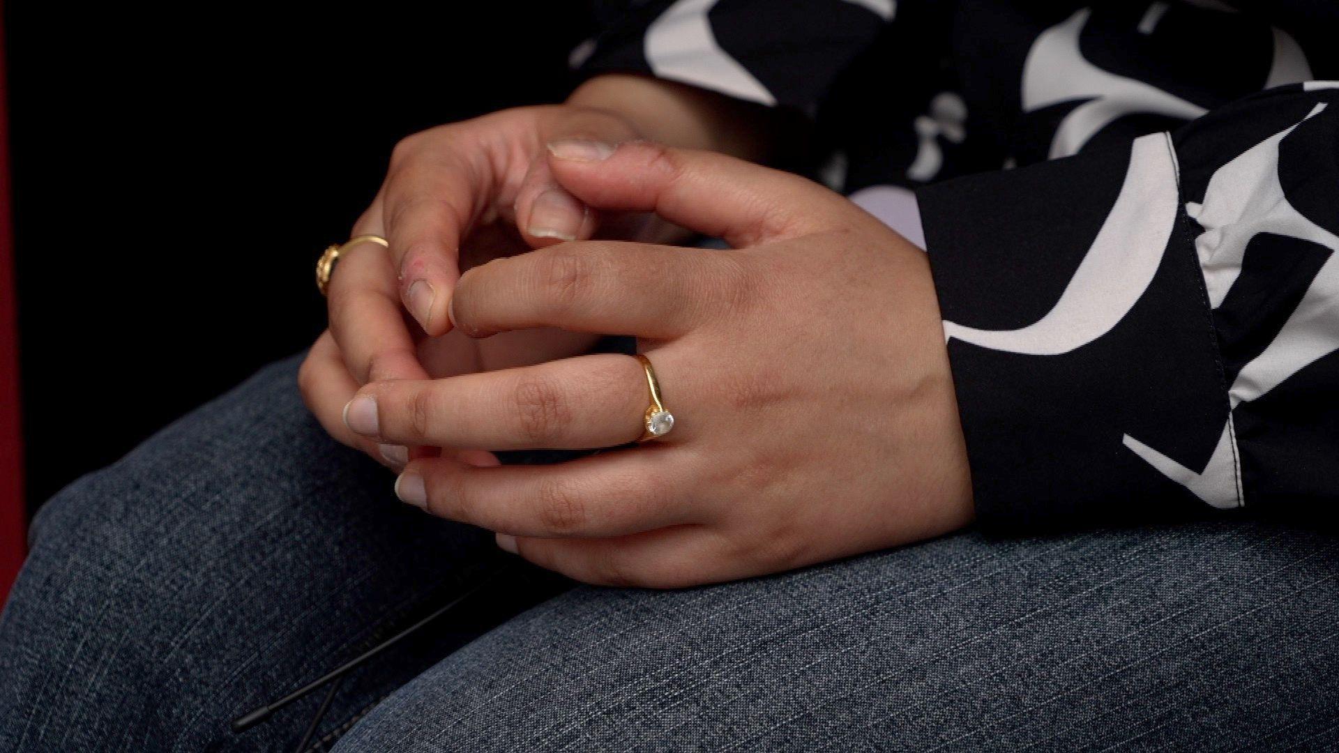 una mujer con las manos en su regazo