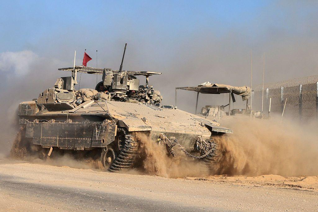 Un tanque se mueve en el desierto.