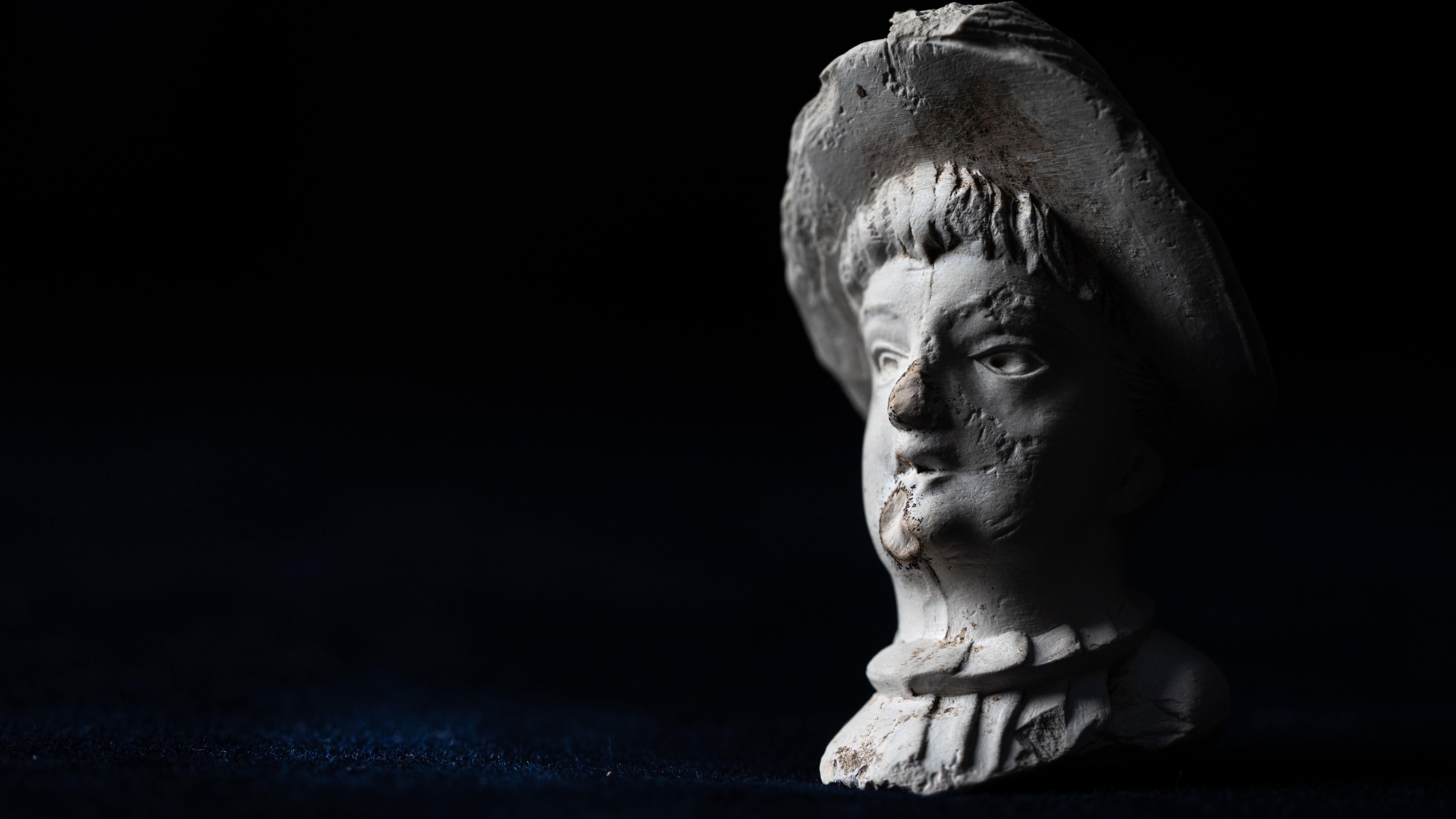 Um cachimbo franc&ecirc;s importado, moldado em forma de cabe&ccedil;a feminina com chap&eacute;u adornado por penas. Acredita-se que tenha sido produzido por Fiolet, de St Omer, embora o piteiro e o nome do fabricante n&atilde;o tenham sido preservados