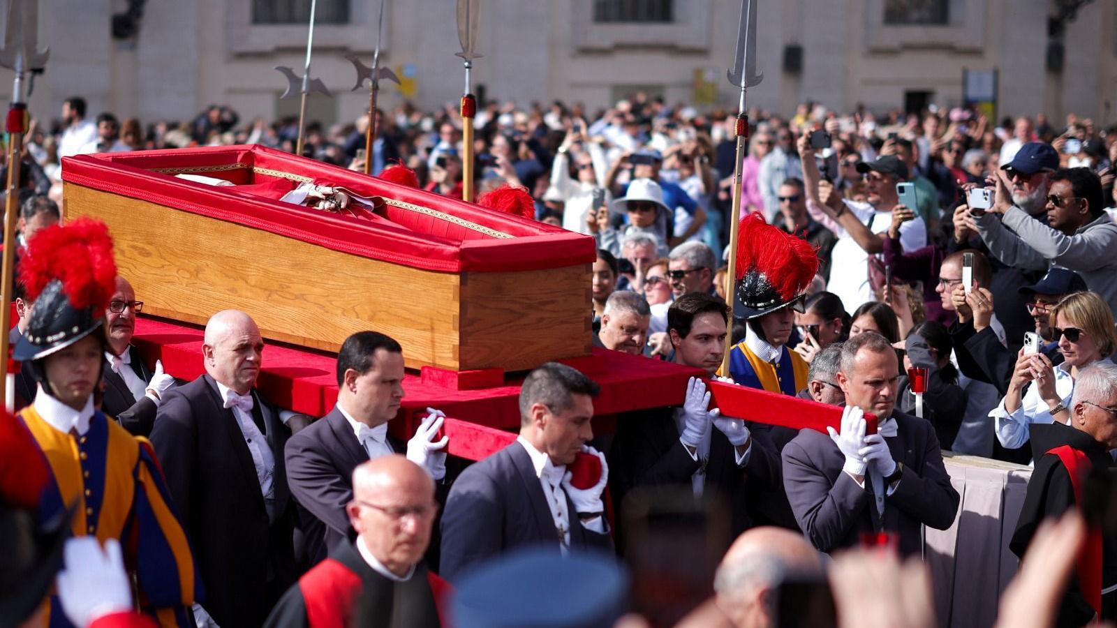 Procissão com corpo de papa Francisco
