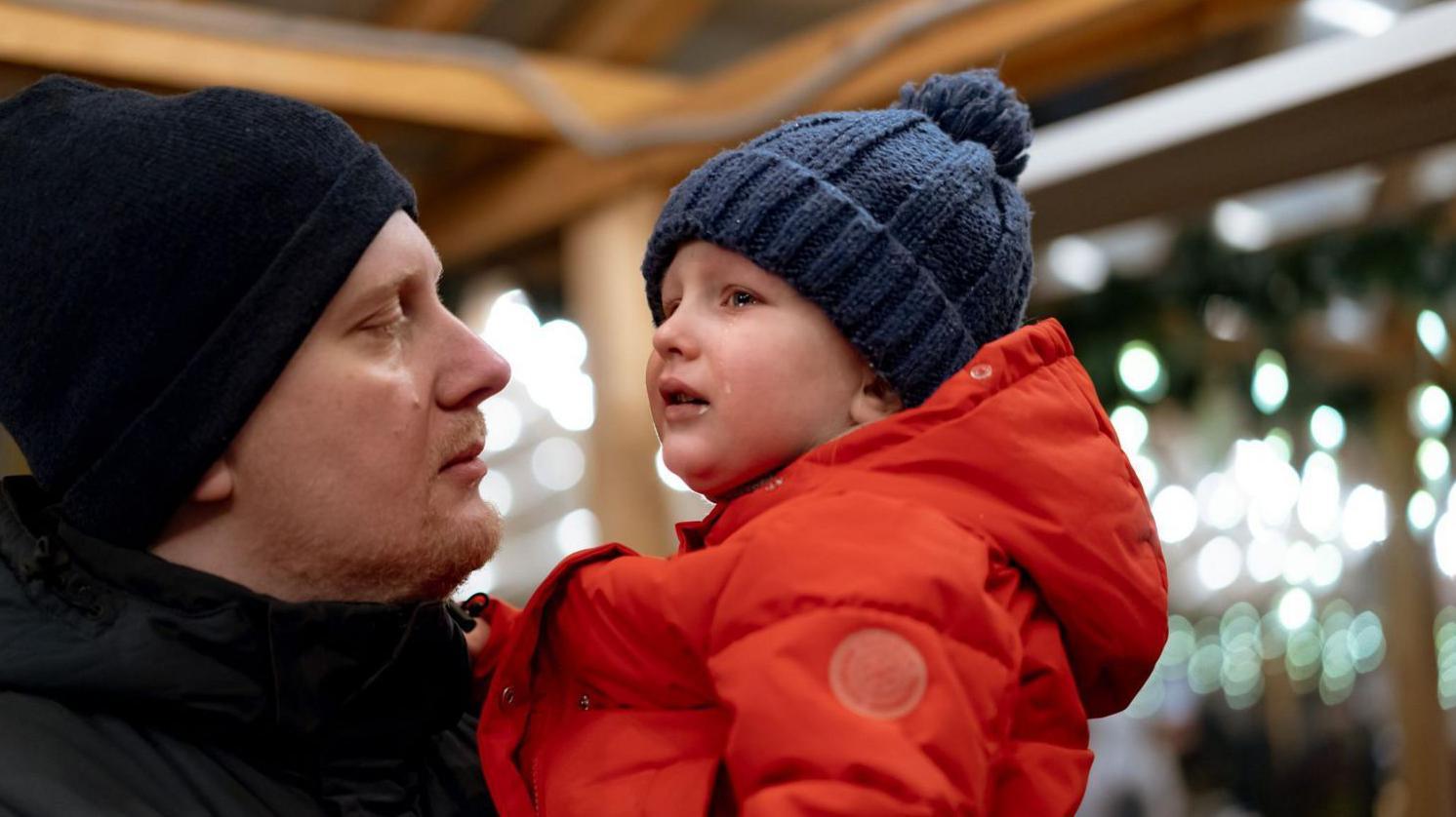 رجل يحمل طفله