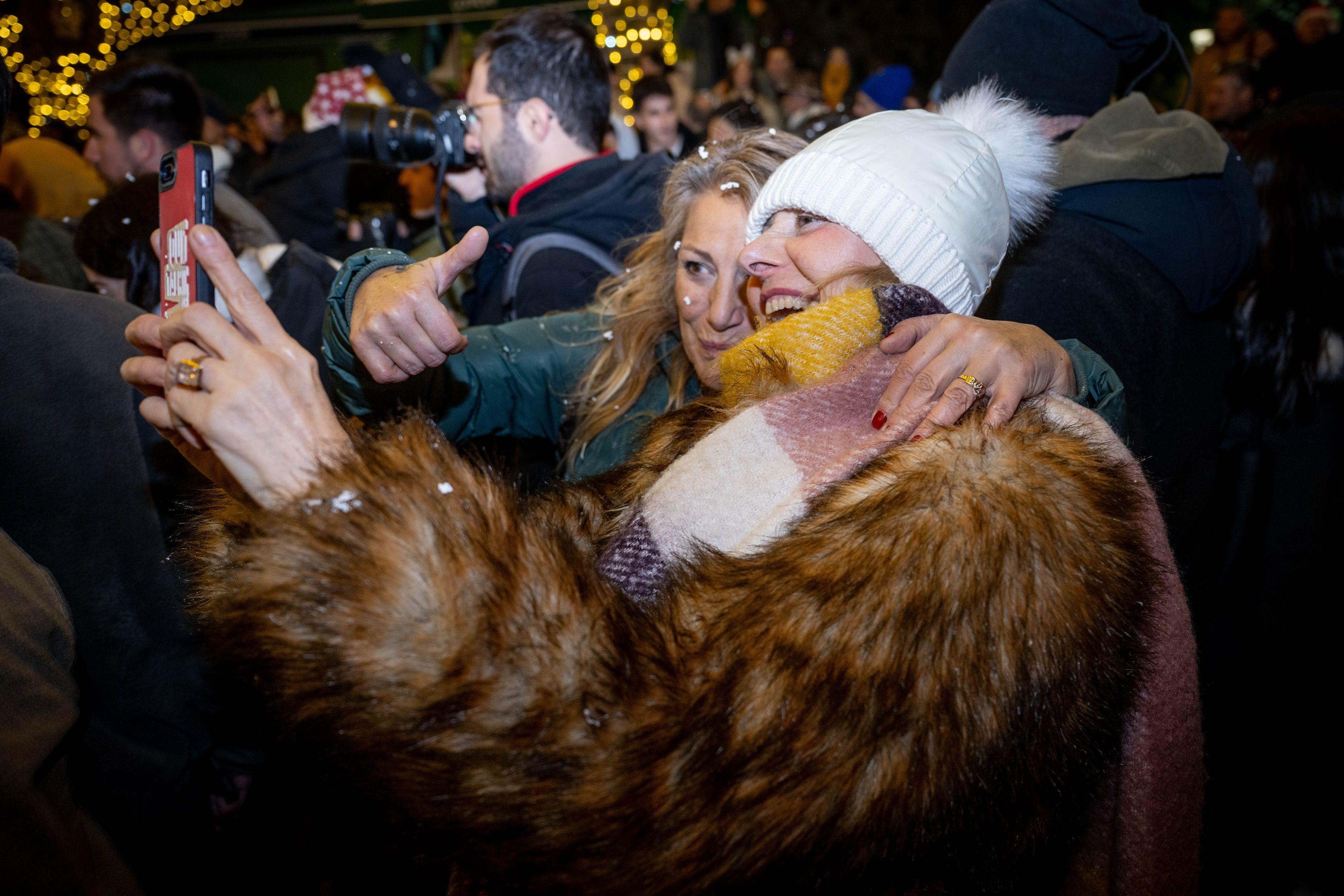 امرأة تلتقط صورة مع أخرى خلال الاحتفال بالسنة الجديدة في حديقة كوغولو في أنقرة