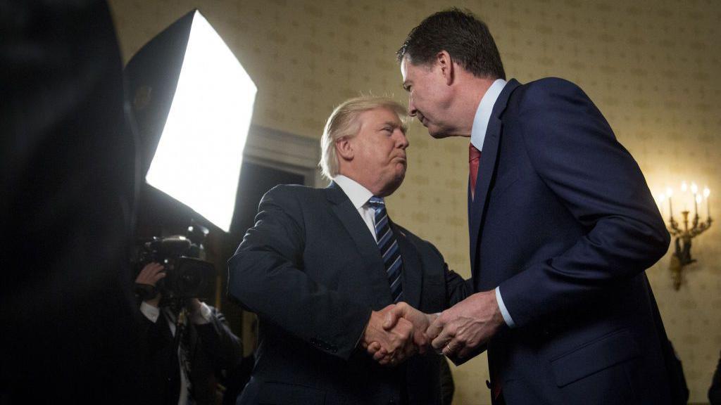 Donald Trump cumprimenta James Comey
