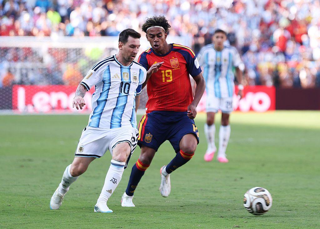 Lionel Messi, da Argentina, domina a bola diante de Lamine Yamal, da Espanha, durante a final da Copa do Mundo 2026, em 19 de julho de 2026.