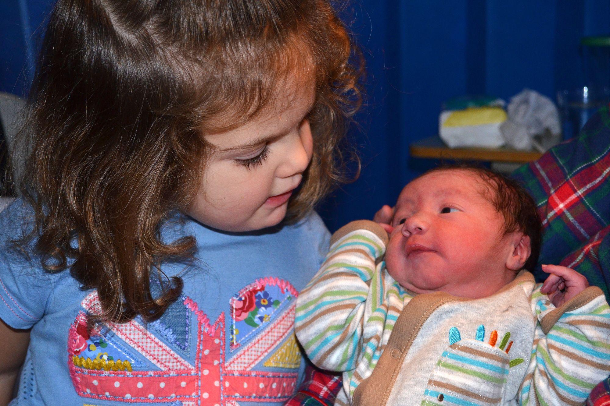 Kate olha para James rec&eacute;m-nascido, com roupa listrada