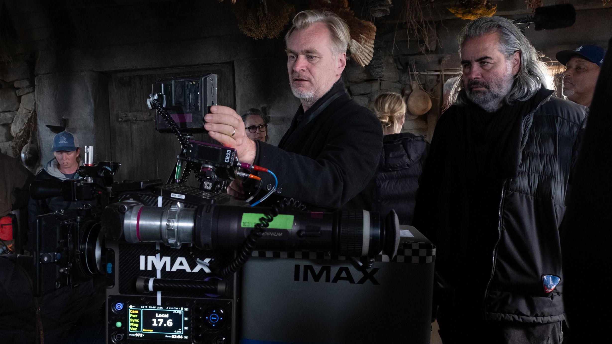'Trenutak kada se pitam da li sanjam': Tom Holand o ulozi u filmu 'Odiseja' 5 Kristofer Nolan gleda u kameru, a iza njega je direktor fotografije Hojteom van Hojtemom