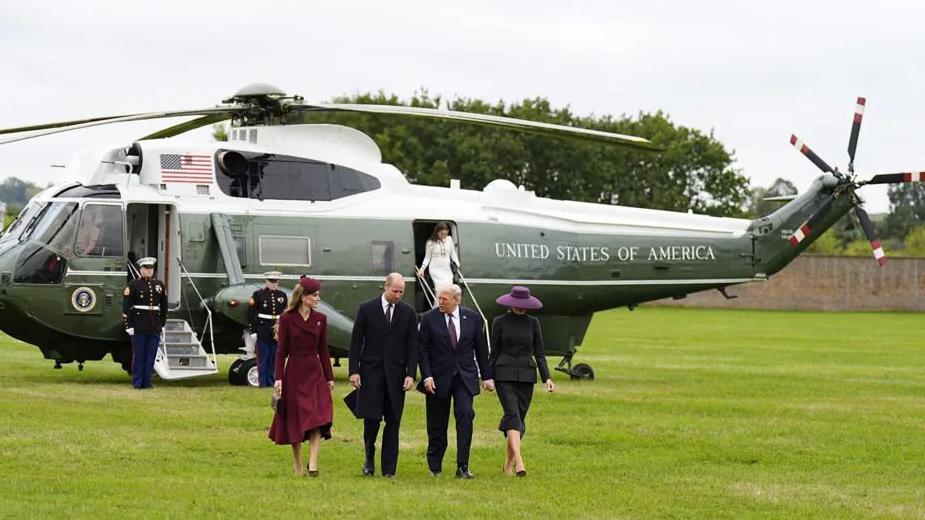 Princeza i princ od Velsa, Donald Tramp i Melanija Tramp ispred helikoptera Marinac jedan koji su Trampovi doputovali do Vindzora