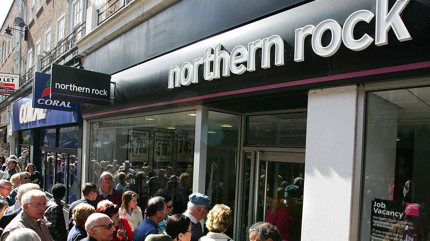 北岩銀行各分行外排起了長長的隊伍。