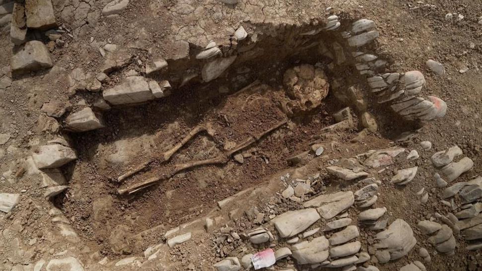 Restos hallados en el cementerio medieval