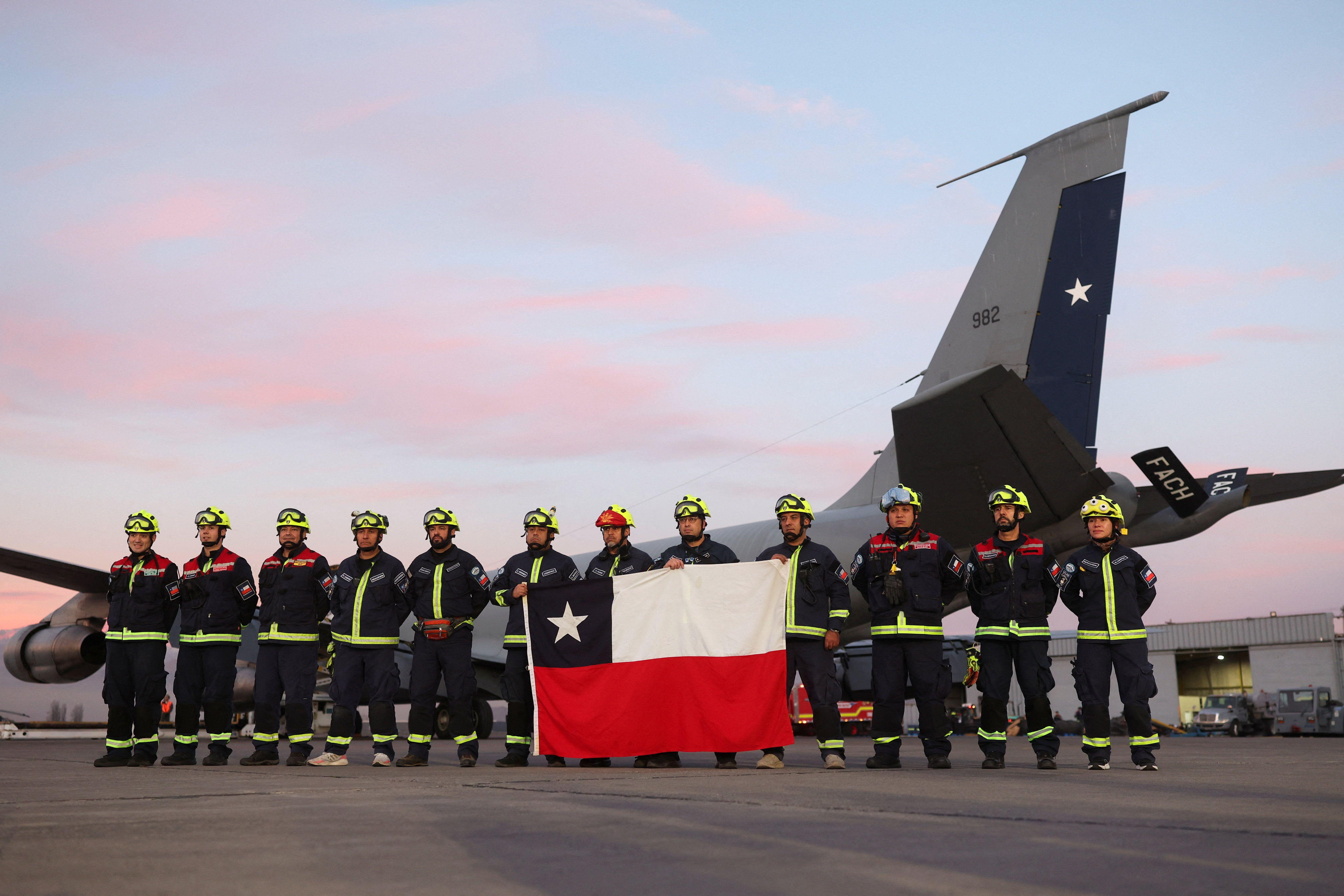 Miembros de una unidad especializada en rescates y búsquedas urbanas de los bomberos de Chile.