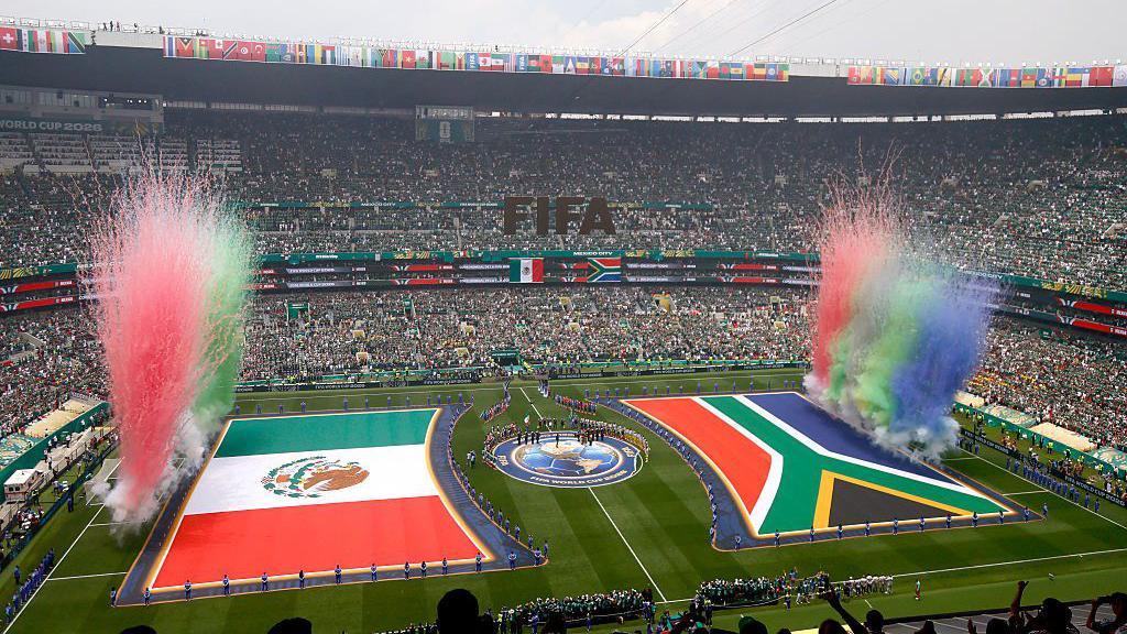 bendera Meksiko dan Afrika Selatan selama upacara pembukaan menjelang pertandingan sepak bola Grup A Piala Dunia 2026 antara Meksiko dan Afrika Selatan di Stadion Mexico City di Mexico City