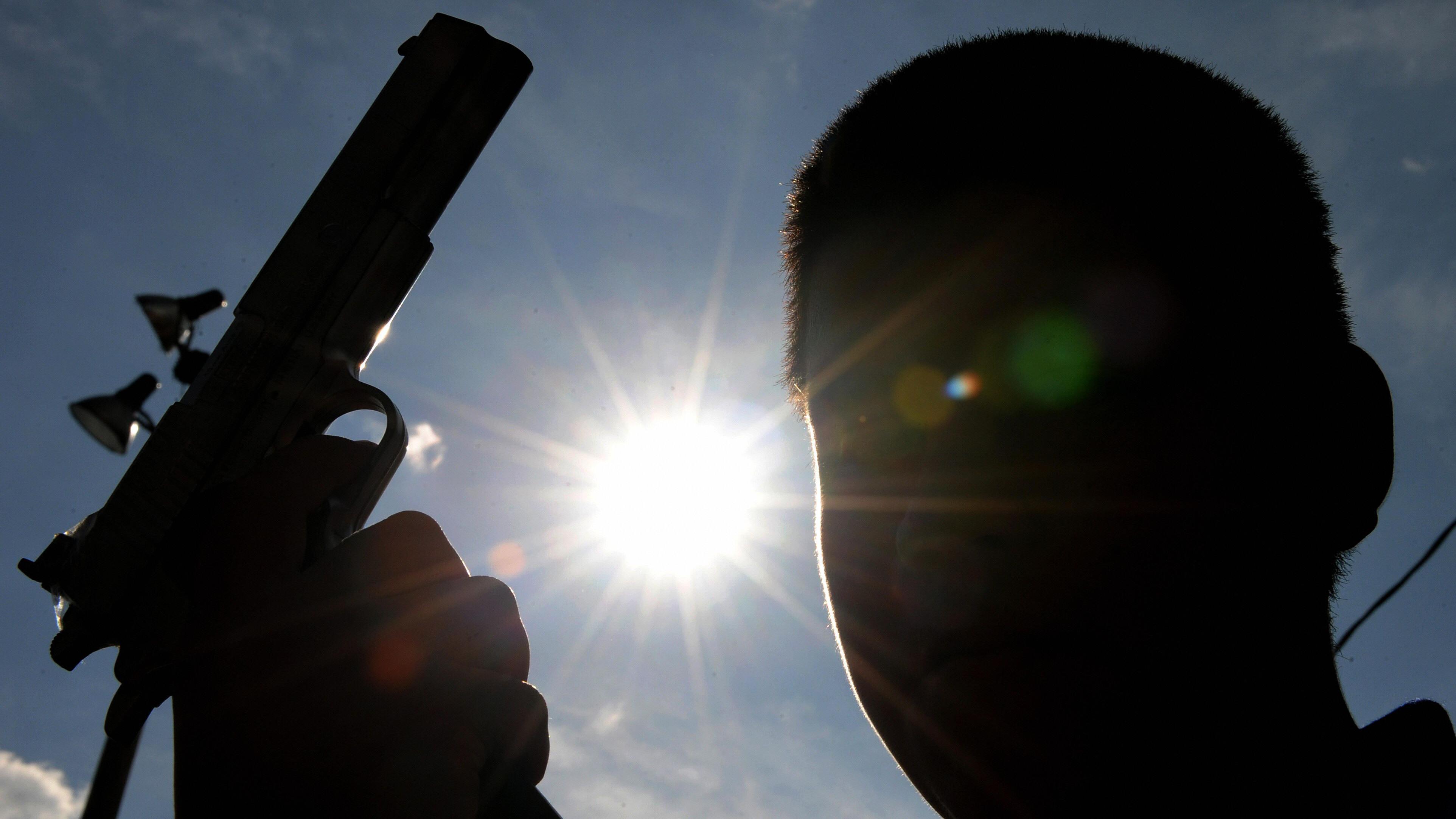 Un niño sostiene una pistola de juguete durante un acto simbólico en Medellín en marzo de 2009.