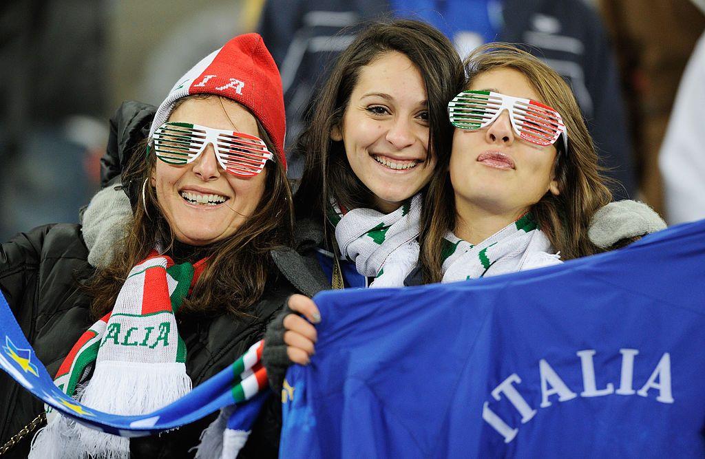 مشجعو إيطاليا قبل مباراة بطولة كأس العالم لكرة القدم 2010 في جنوب أفريقيا 
