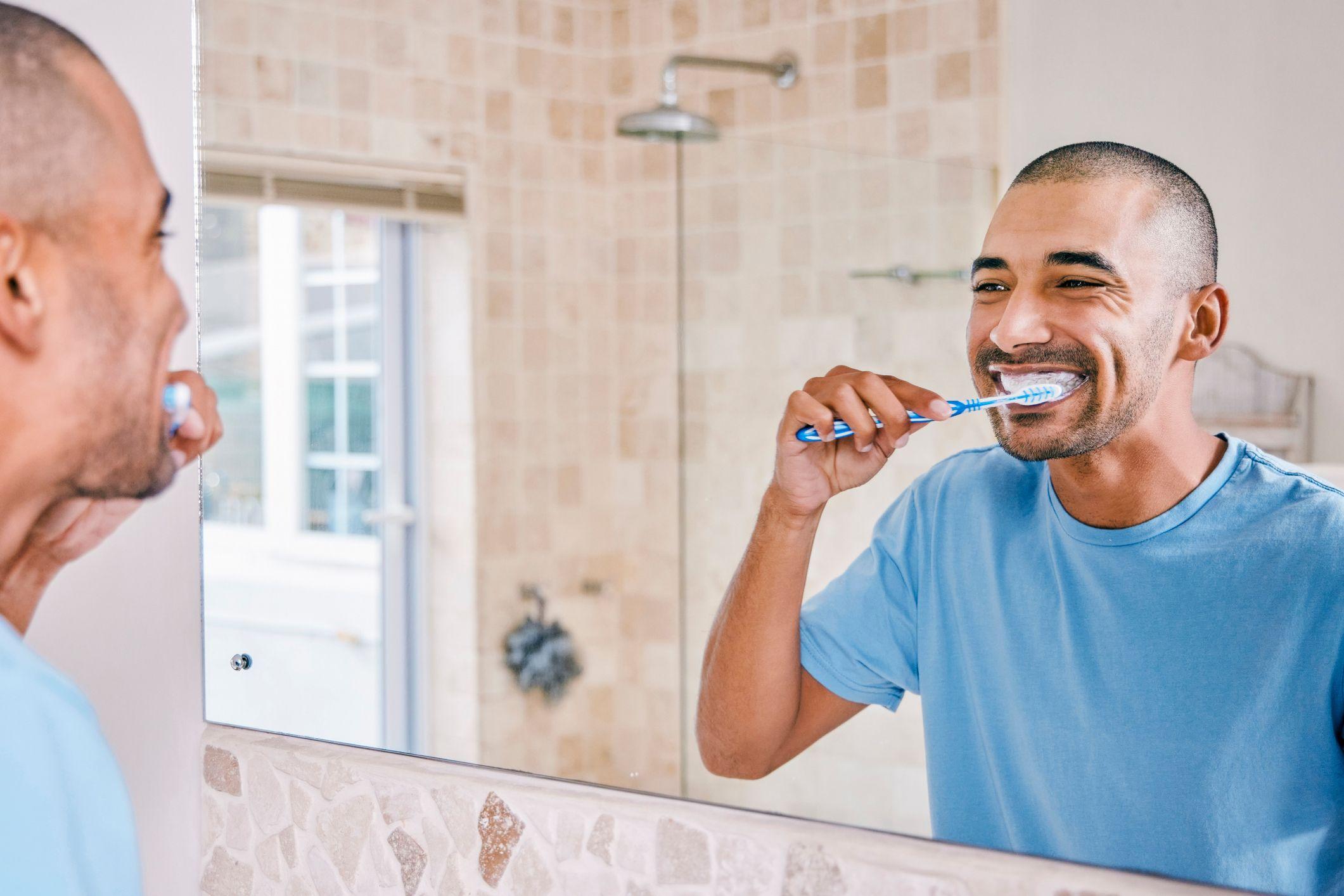 Un hombre lavándose los dientes.