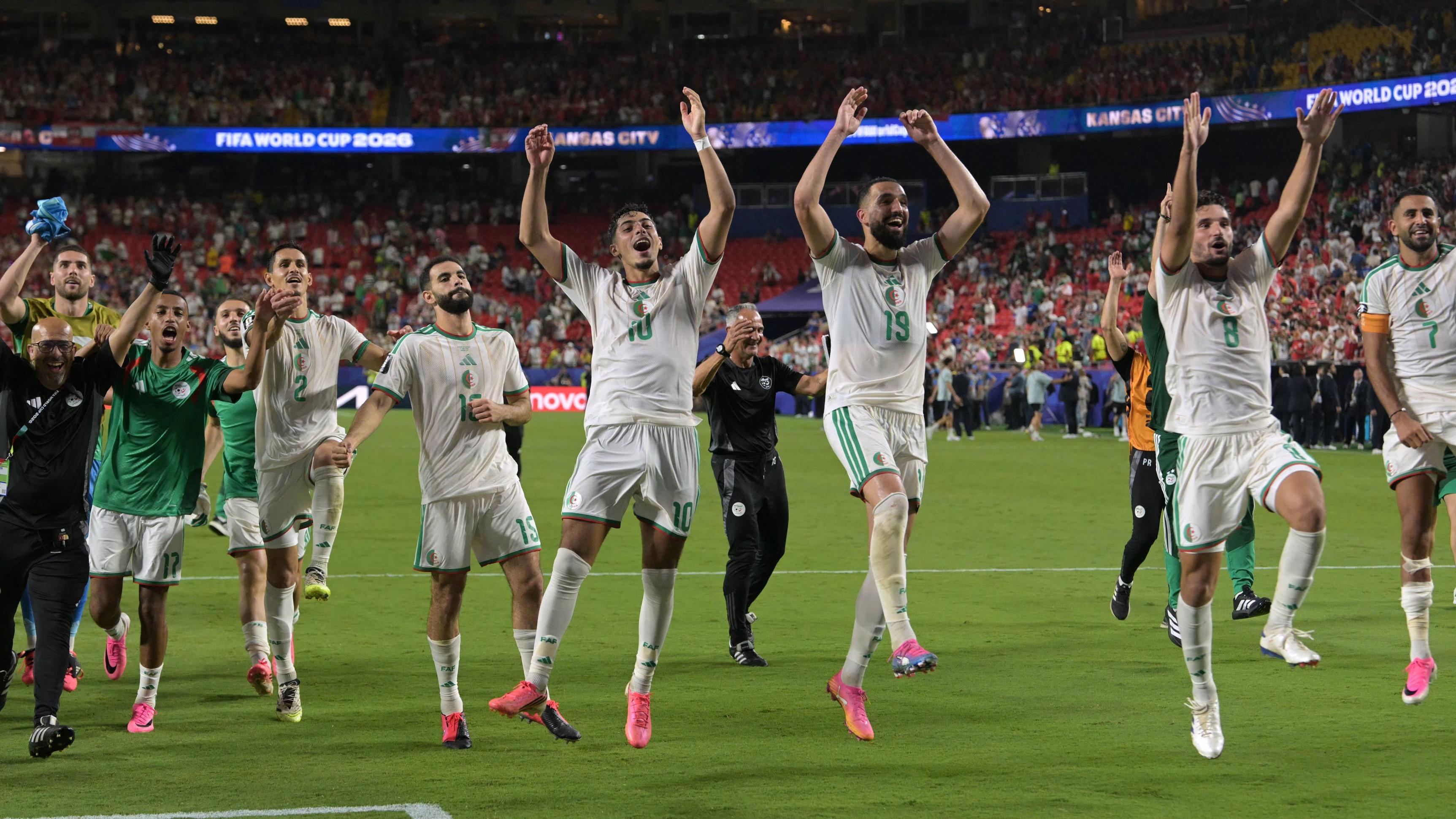 كأس العالم: الجزائر تبلغ دور الـ32 بعد تعادلها المثير، والأردن يودع البطولة، وميسي يسجل هدفه المونديالي الـ19