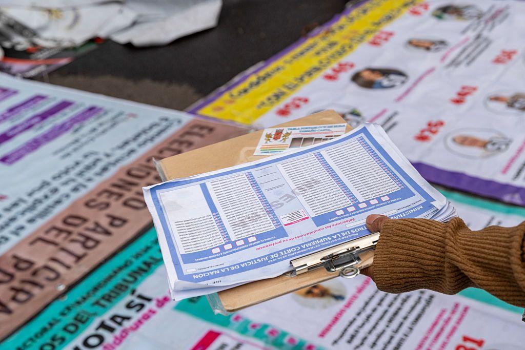 mão com cédulas de votação