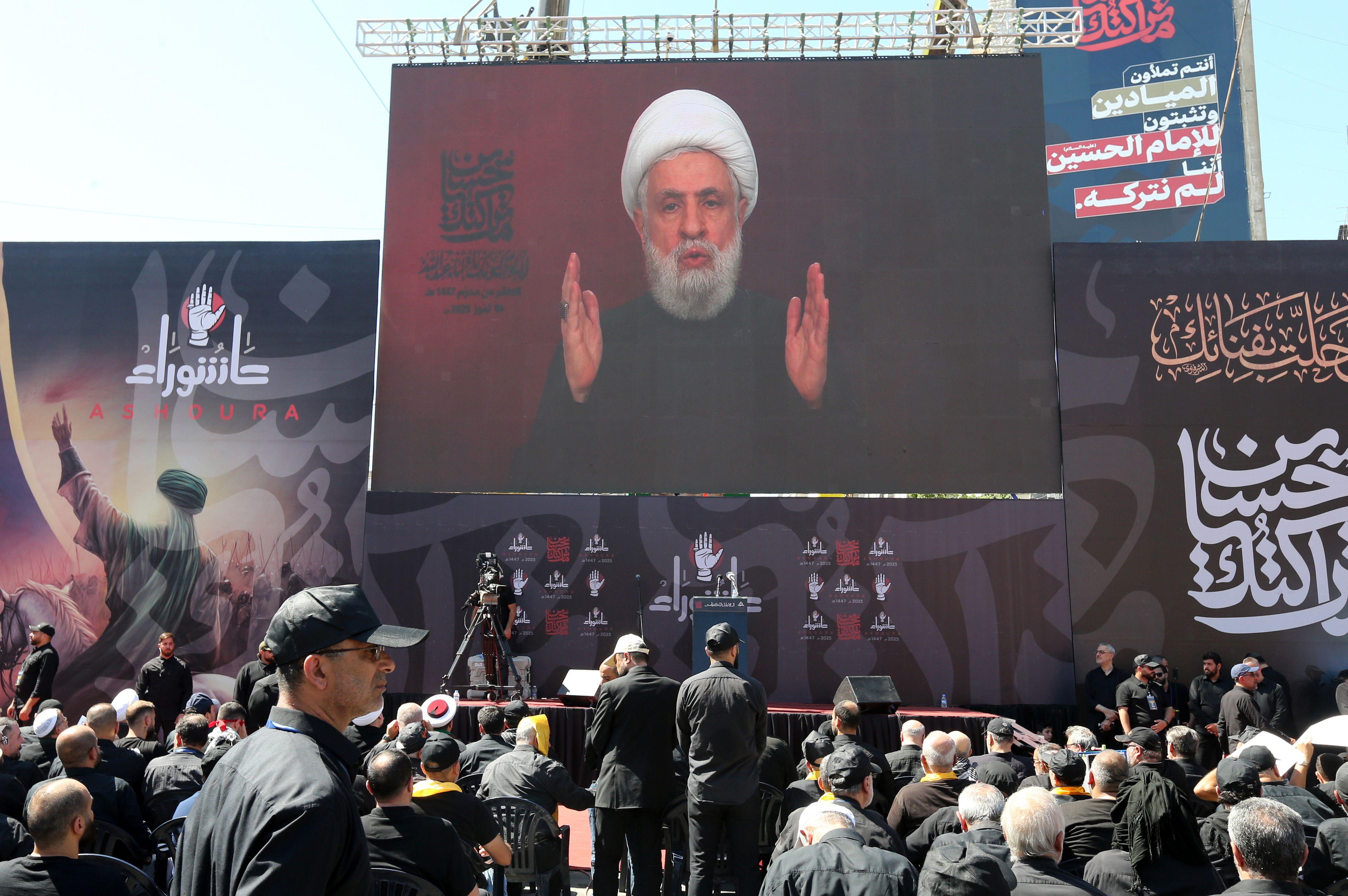 برّاك: لبنان سيقدم خطة لإقناع حزب الله بالتخلي عن سلاحه، ويصف سلوك صحفيين بـ"حيواني" 10 أمين عام حزب الله نعيم قاسم يلقي كلمة متلفزة أمام أنصاره خلال احتفالات يوم عاشوراء في جنوب بيروت في 6 يوليو/تموز 2025