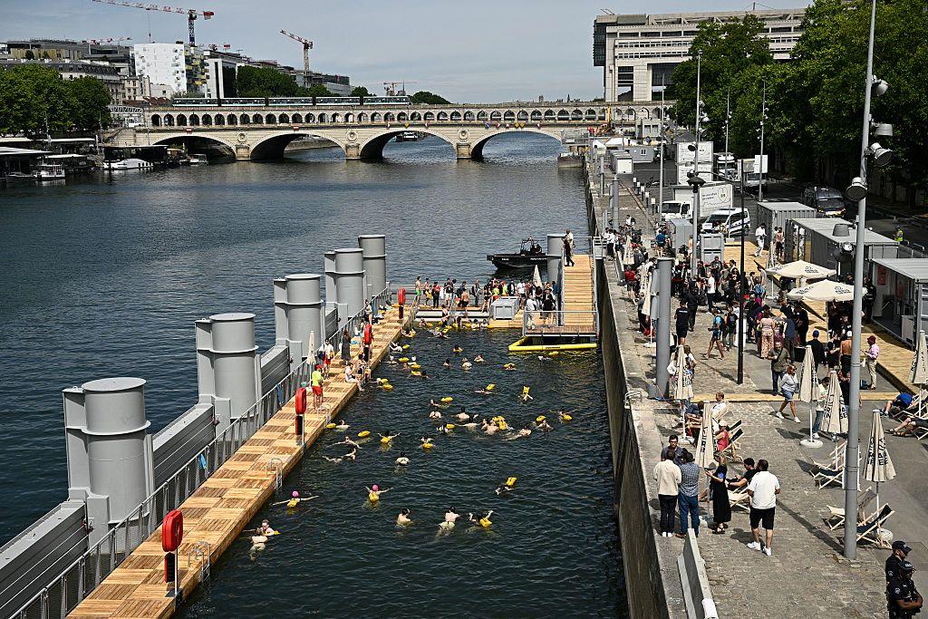 O rio Sena foi reaberto para os nadadores parisienses nesta manhã pela primeira vez desde 1923, oferecendo aos moradores e turistas um alívio bem-vindo após as temperaturas escaldantes. A abertura sazonal do Sena para a natação é vista como um legado importante dos Jogos Olímpicos de Paris 2024, quando nadadores de águas abertas e triatletas competiram em suas águas, que foram especialmente limpas para o evento.