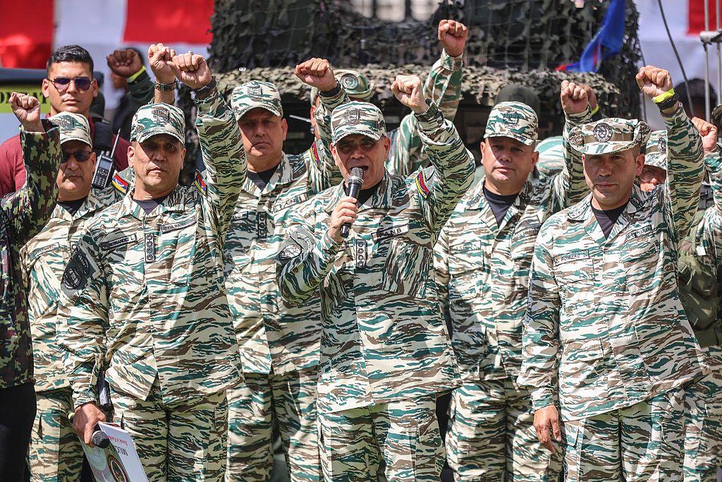 El ministro de Defensa de Venezuela, Vladimir Padrino López, habla durante una sesión de entrenamiento de la Milicia Nacional Bolivariana en Caracas el 4 de octubre de 2025.