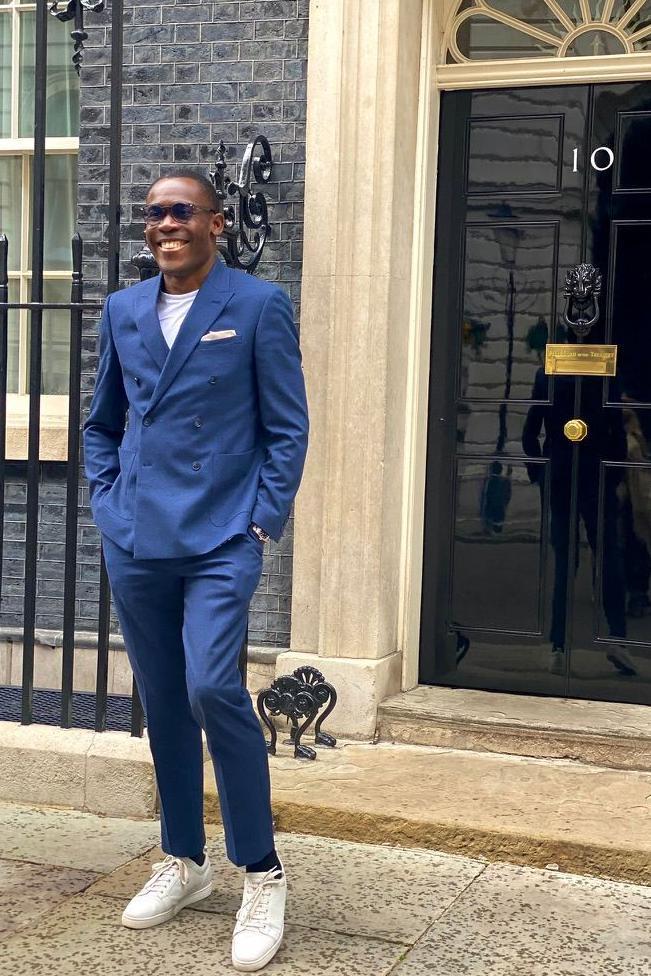 Komolafe de pie frente a 10 Downing Street, la residencia oficial y la oficina de trabajo del primer ministro de Reino Unido.