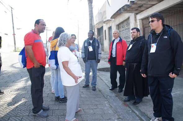 Foto de visita de Prevost em 2013 a comunidade periférica de Guarulhos.