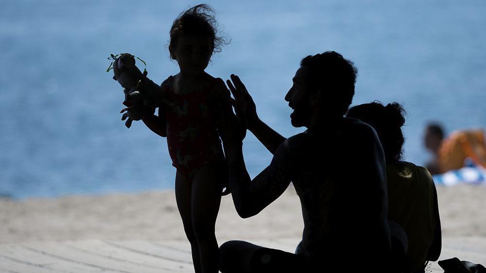 شخصان يجلسان في الظل