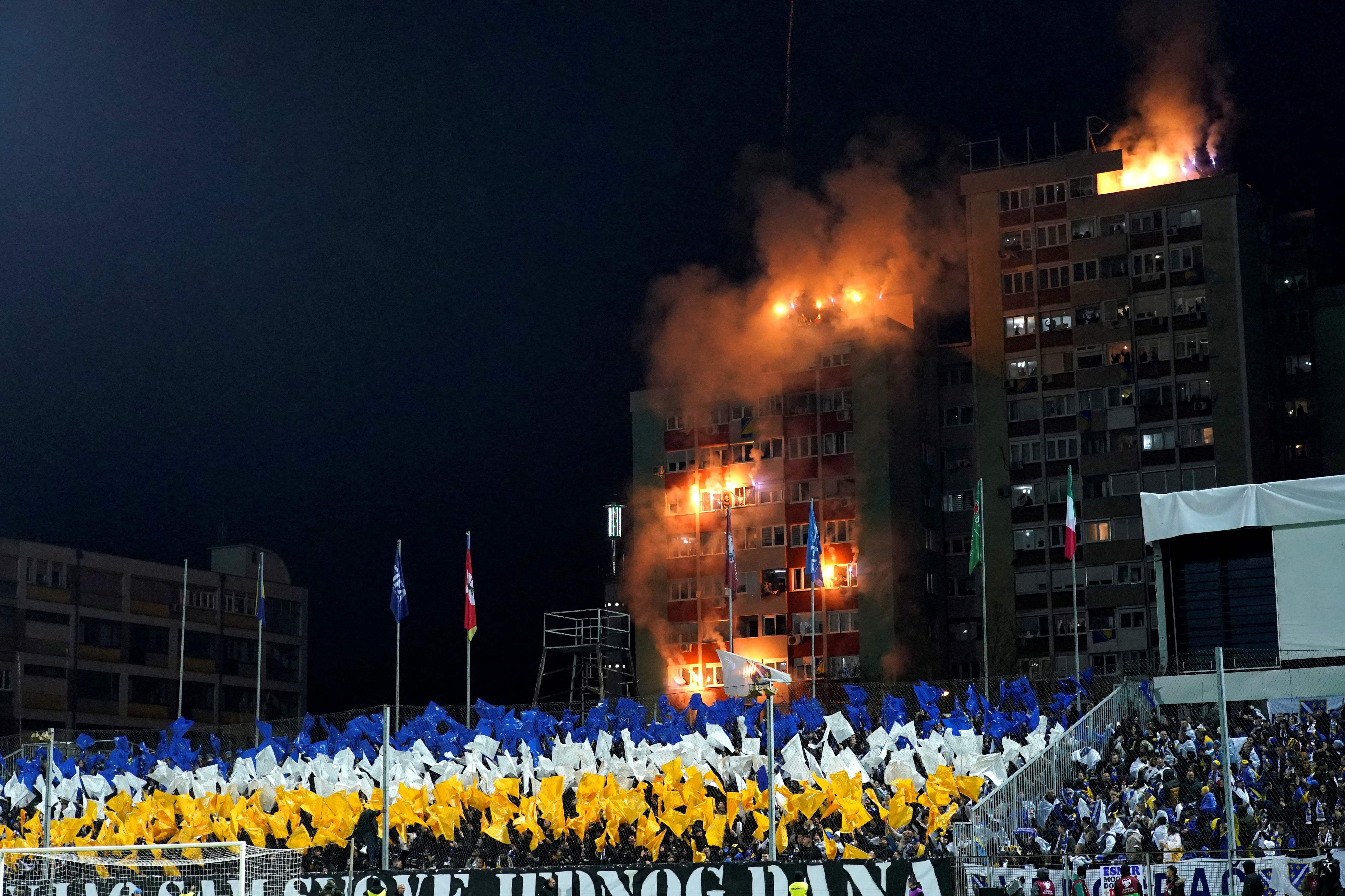 Baklje na soliterima pored stadiona