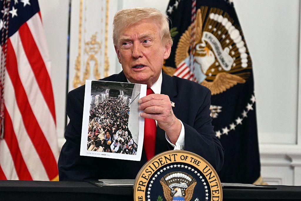 Donald Turmp muestra una foto durante una conferencia de prensa en su mansión de Florida