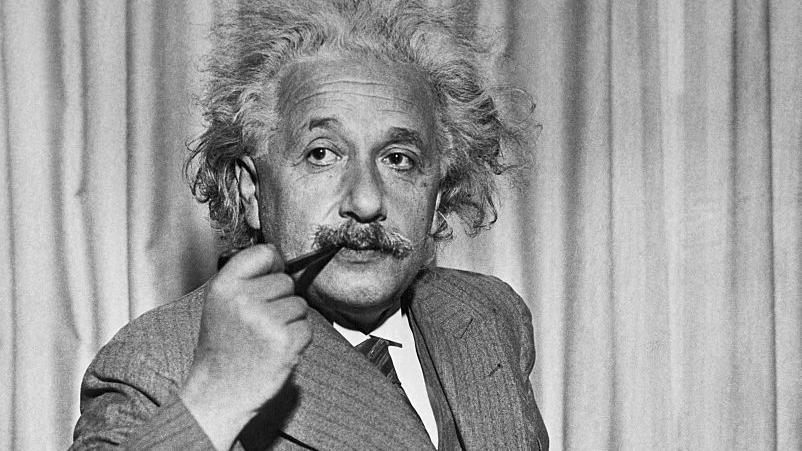 Albert Einstein fumando pipa.