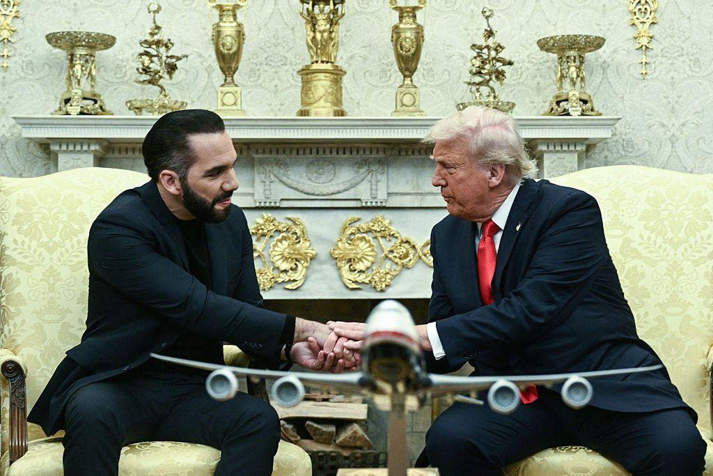 Bukele y Trump se dan la mano en la Casa Blanca