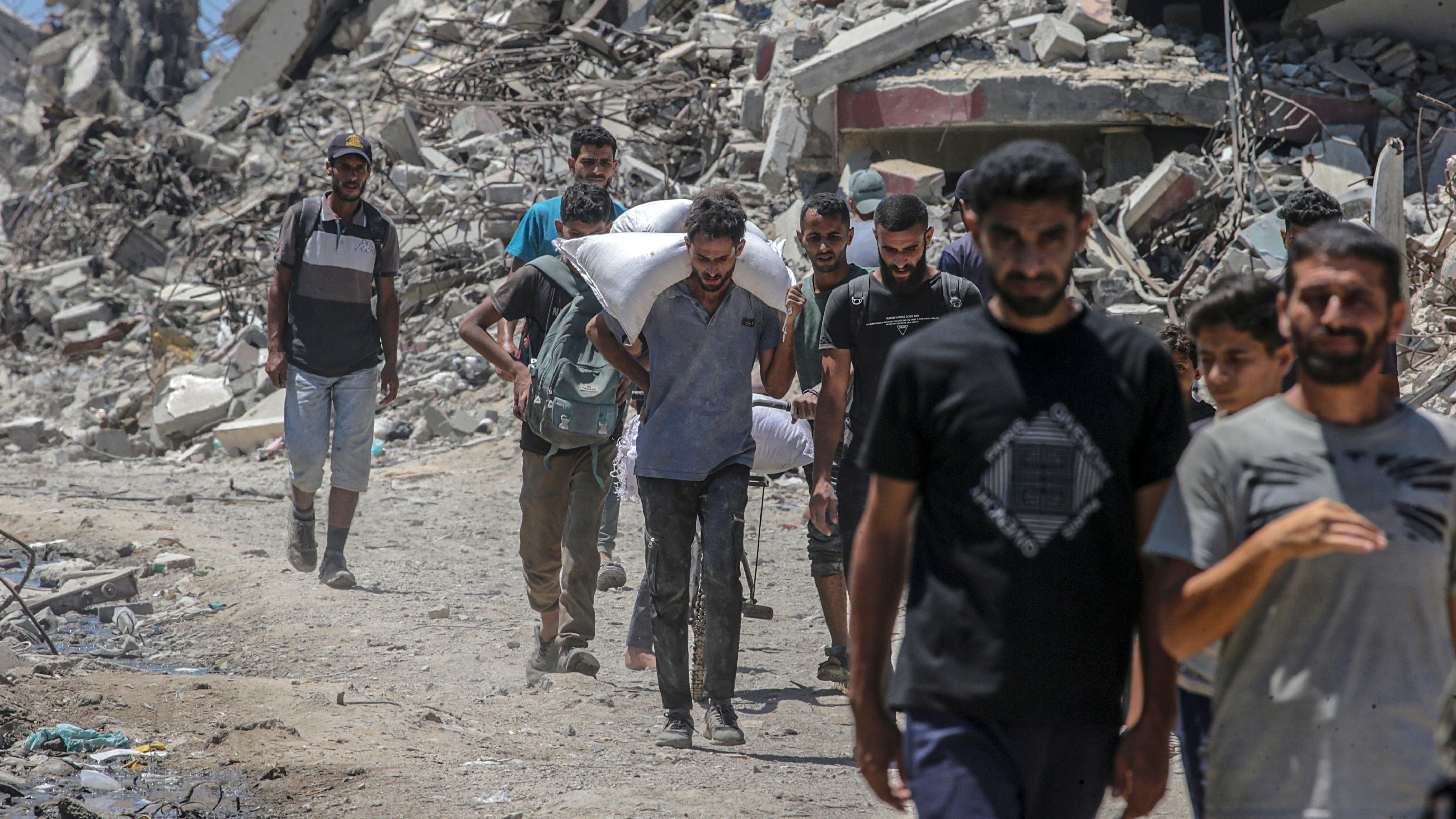"الخبز أصبح أمنية، والأطفال ينامون على بطون فارغة".. شهادات غزيين تفضح تفاقم المجاعة في القطاع المنكوب 10 غزيون ينتظرون في طوابير للحصول على مساعدات.