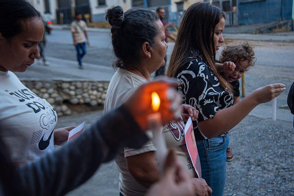 Un grupo de mujeres con velas cerca de El Helicoide en Caracas.