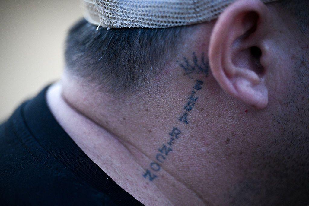 Venezolano que fue deportado a El Salvador con un tatuaje en el cuello.